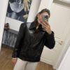 Juoda striukė su petukais